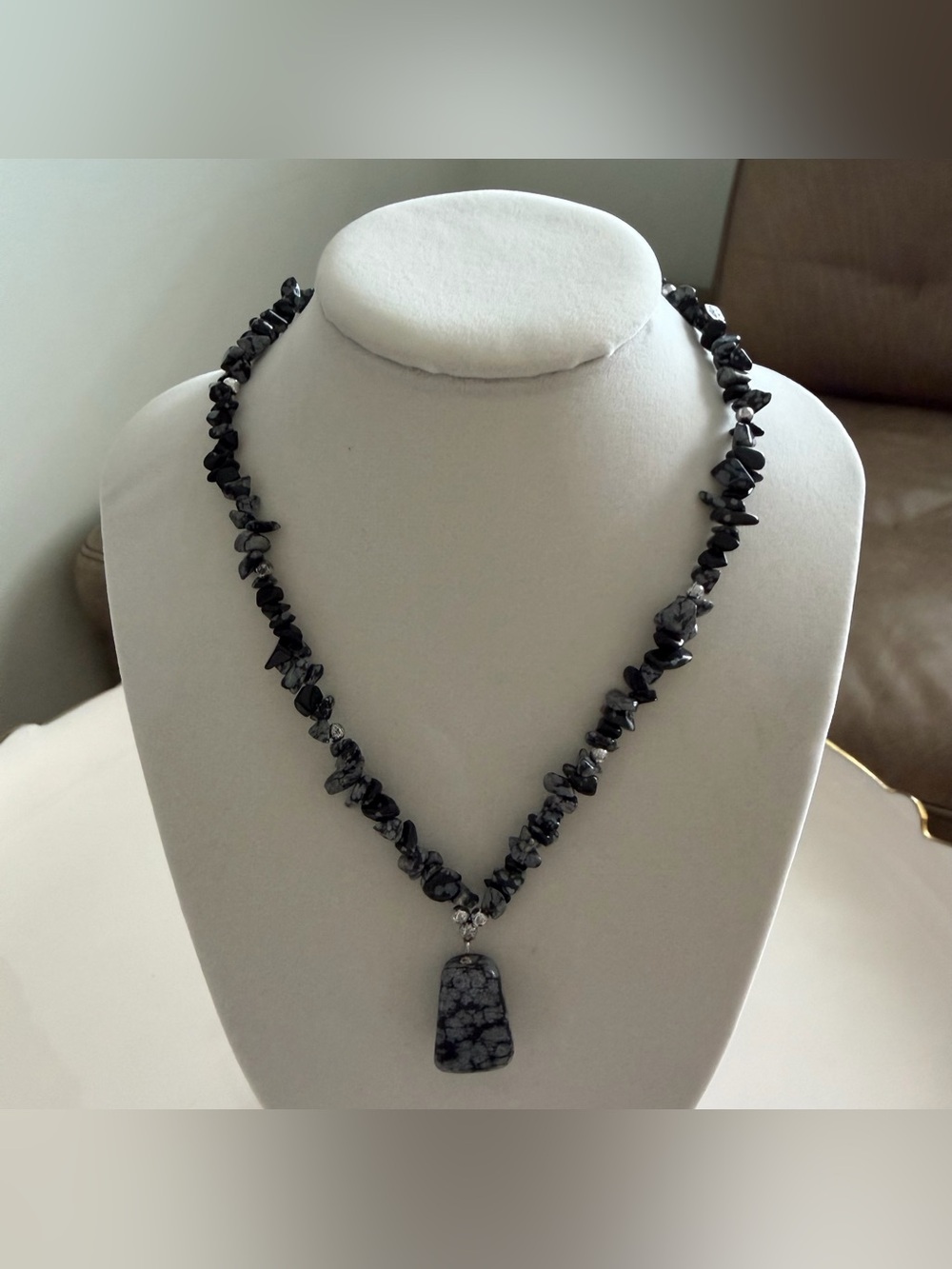 Vintage 90s Snowflake Obsidian Chip Pendant Necklace